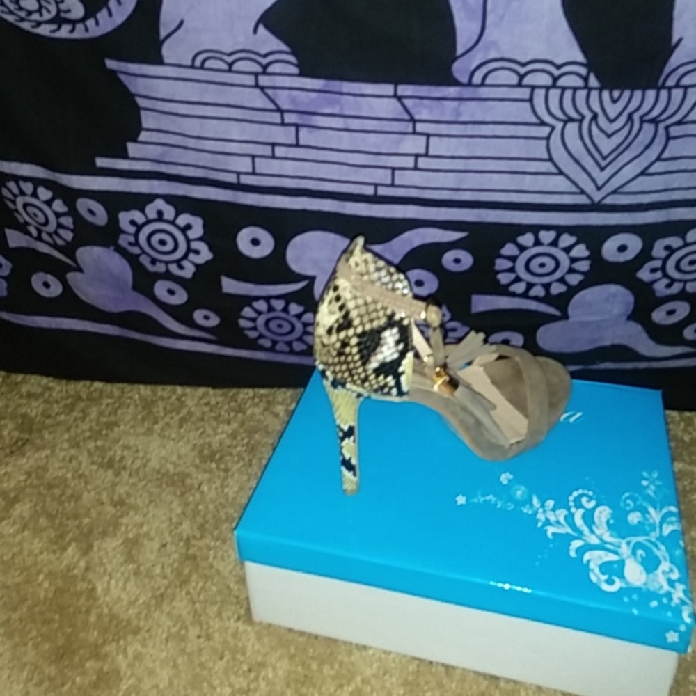 Heels - Picture 3 of 4